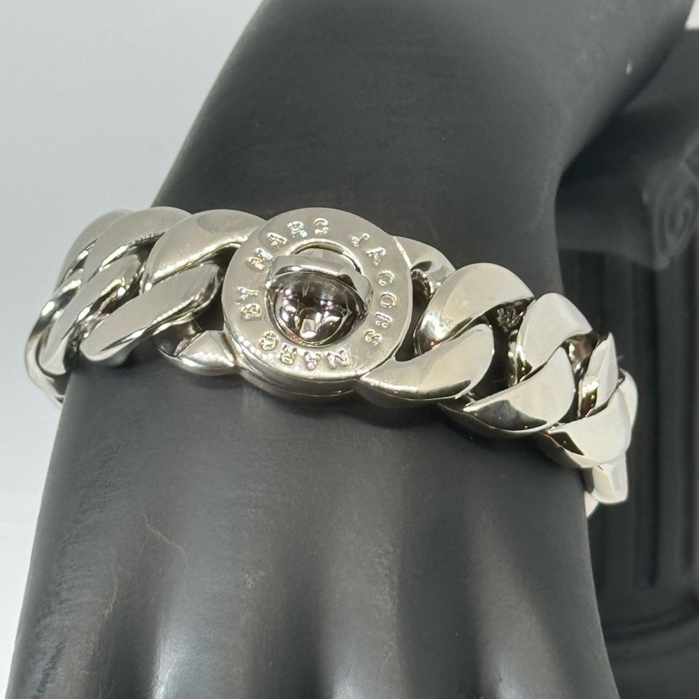 Marc by Marc Jacobs Chunky Turn lock closure Bracelet in Silver 7 inch